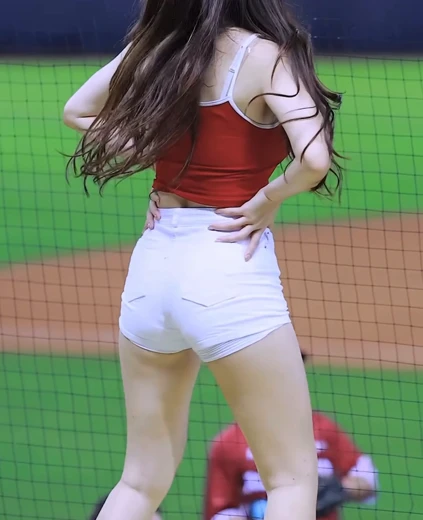 치어리더 김도아 엉벅지 묵직한 빨간 끈나시 흰 핫팬츠