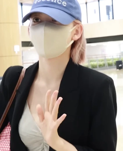 사쿠라 가슴골 출국하는 깊게 파인 셔링 란제리룩 원피스