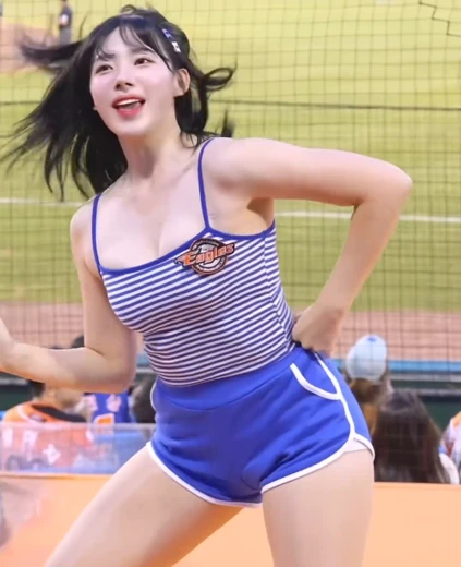 치어리더 하지원 꿀벅지 파란 줄무늬 끈나시 가슴골 돌핀팬츠