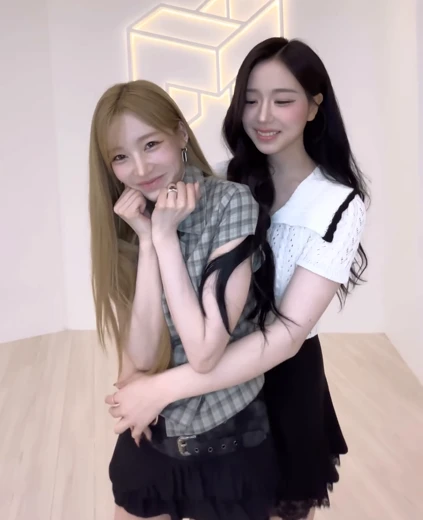 명형서 허벅지 백허그 하면서 엉덩이에 들이박는 김채연