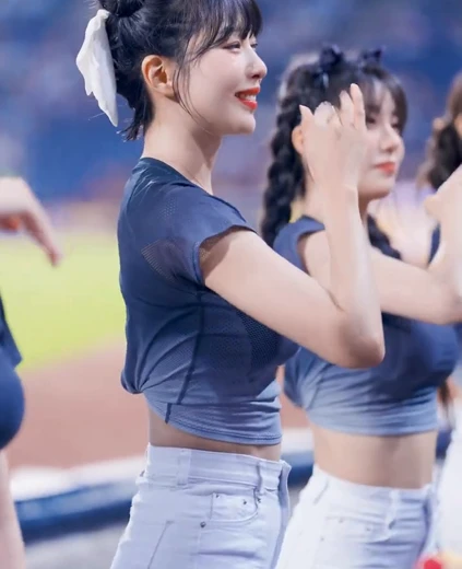 치어리더 천소윤 가슴 묵직  아웃송 밀착티 옆태