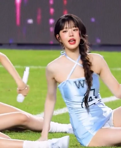 아이브 장원영 엉벅지 잔디밭에 앉은 청핫팬츠 틈새 레전드