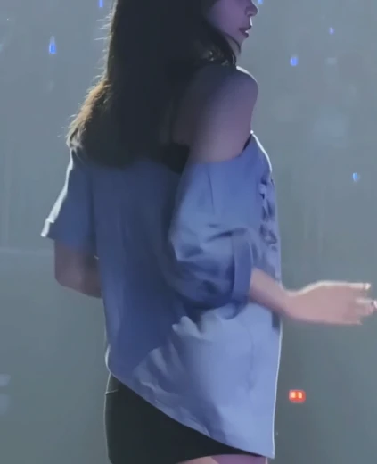 김채원 엉밑살 하의실종 원오프숄더 검정핫팬츠 탄력있는 허벅지