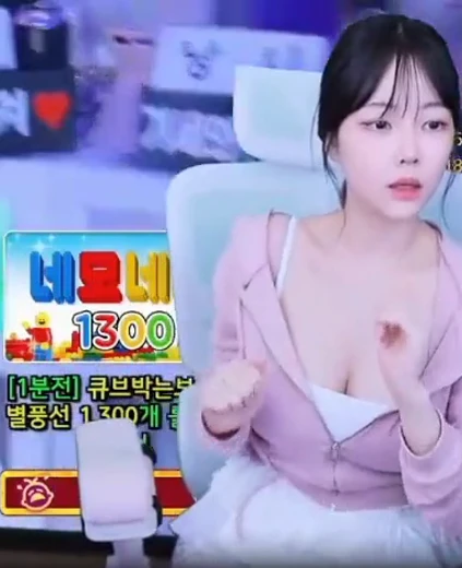 주하랑 가슴골 가릴 생각이 1도 없어 보이는 흰 끈나시