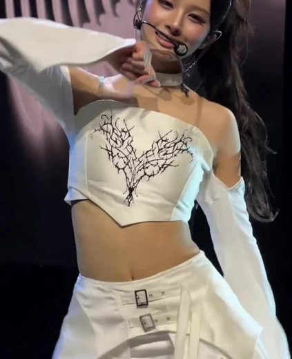 엔믹스 설윤 허벅지 화이트 홀터넥 의상 핫팬츠 틈새 내전근