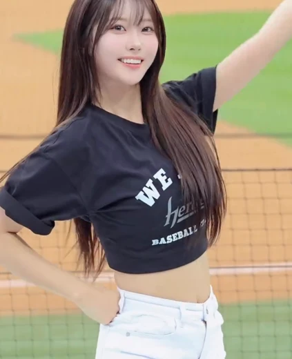 치어리더 송민교 야꼽 크롭 블랙티 흰반바지 상큼한 미모