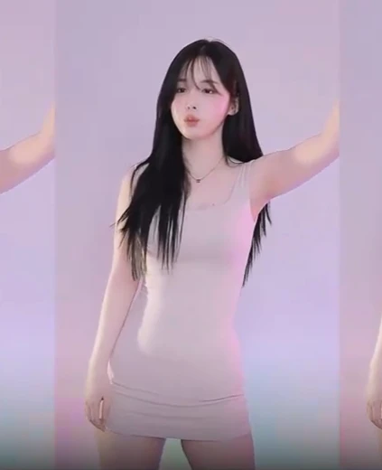 앵지 가슴골 보여주는 촥 달라붙은 아이보리색 원피스
