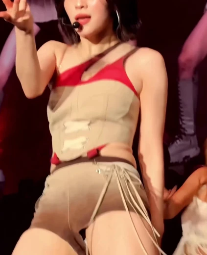 있지콘 류진 야벅지 그라디에이션 코르셋 의상 핫팬츠 틈새 내전근 떨림