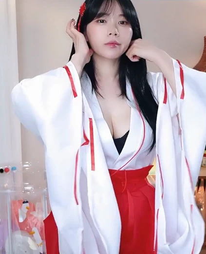 서나앙 가슴골 많이 슬림해진 전 요캉 일본 무녀복