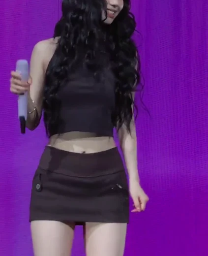 카리나 야벅지 사운드 체크하는 묵직한 갈색 민소매