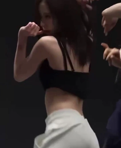 윈터 엉덩이 검정 탱크탑 기립근 팬티라인 비치는 흰 츄리닝
