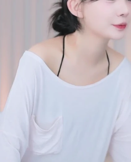 류하 야벅지 흰티 내려서 검정 생브라 찰랑이는 슴골 무빙