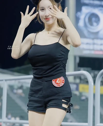 치어리더 김현영 허벅지 불타오르네 블랙 끈나시 묵직한 가슴 드리블