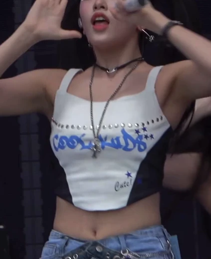 아이브 유진 야꼽 시원한 흰 나시 복부 청핫팬츠