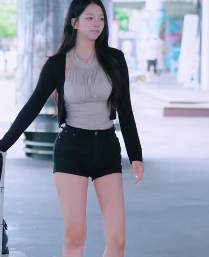 치어리더 이연진 야벅지 사복 가슴 주름 홀터넥 출렁임