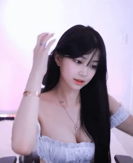 문월 가슴골 한뼘 짜리 순백색 셔링 튜브탑 걸친 미모 레전드