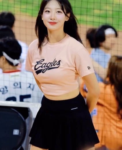 치어리더 우수한 가슴 봉긋 경기장 보다 빛나는 미모