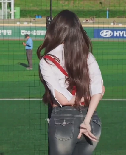 치어리더 윤채원 배꼽 내려오는 헐렁 멜빨끈 청바지 뒤태