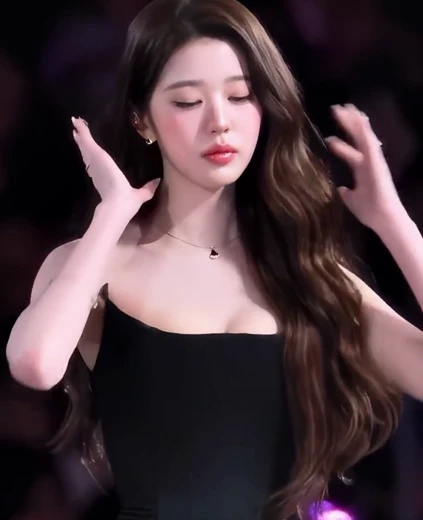 장원영 겨드랑이 머리 만지는 MC 블랙드레스 윗슴골 미모