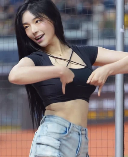 치어리더 조연주 엉벅지 앞스트랩 크롭티 블랙 브라탑