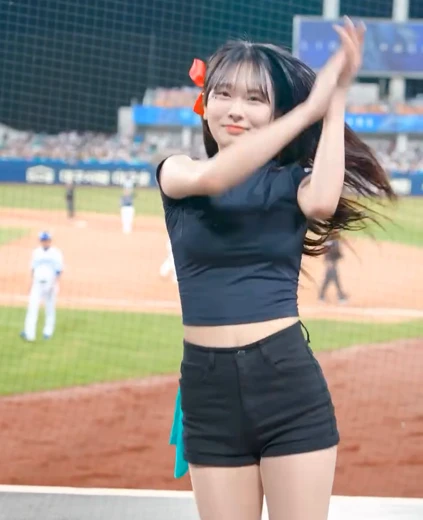 치어리더 김가은 허벅지 찰랑이는 머릿결에 빨간 포인트 리본 너무 좋네요
