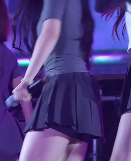 리센느 리브 꿀벅지 밑에서 찍은 회색 교복치마 건강미