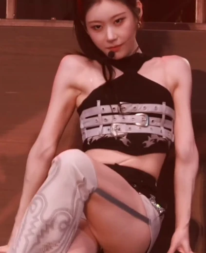 있지 채령 엉벅지 무대 끝에 앉은 검정 스트랩 홀터넥 의상