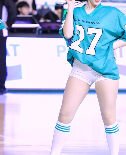 치어리더 하지원 꿀벅지  탄탄한 타이트한 흰 반바지