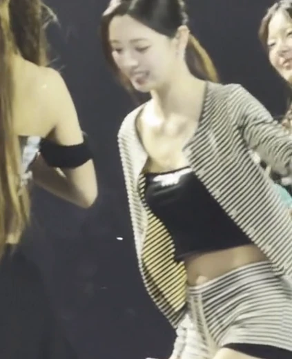 있지 유나 엉벅지 콘서트 줄무늬 돌핀팬츠 요망한 엉태 잘록한 복부 배꼽