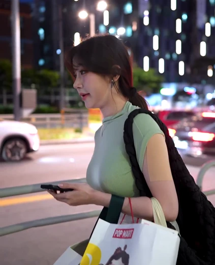치어리더 이주은 가슴 봉긋 퇴근길 몰려오는 사람들 보고 당황하는 연두색티 브라 비침