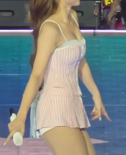 나연 엉벅지 핑크빛 세로 줄무늬 란제리룩 몰랑몰랑 윗슴 바운스