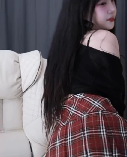 샘승아 야벅지 경찰 제복 입고 앉은 검스 뒤태