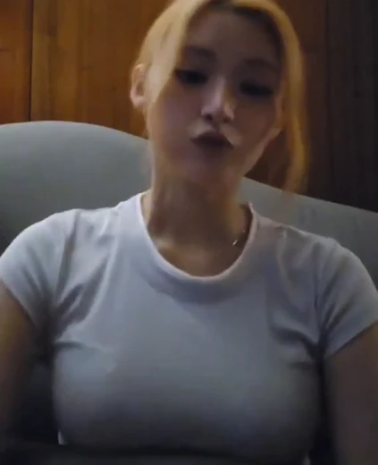 피프티피프티 아테나 가슴 라방 중 쿠션에 얹어놓은 묵직한 흰티