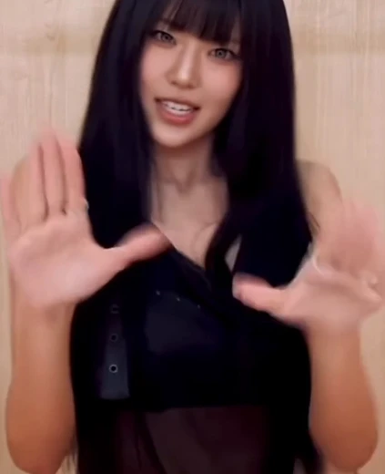 하이키 옐 가슴골 출렁이는 복부가 시스루인 검정 브라탑