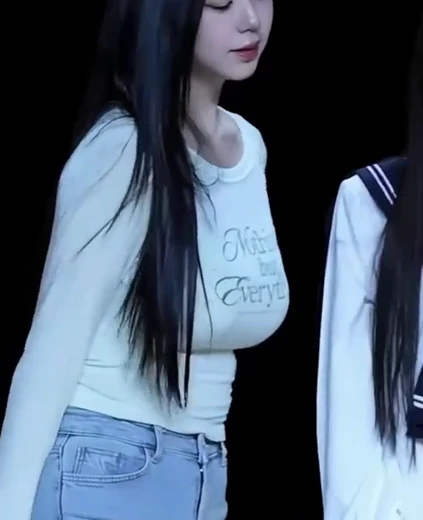 트리플에스 김채연 엉덩이 심플한 흰티 청바지만 입어도 남다른 무빙