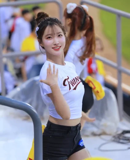 치어리더 김태희 야벅지 크롭 흰티 검정 핫팬츠 몸매