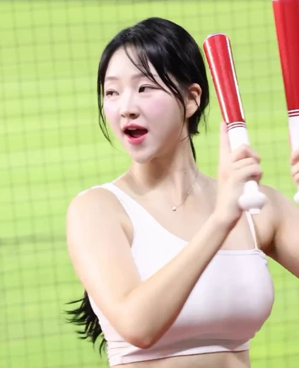 치어리더 서연진 야드랑이 응원봉 흔드는 묵직한 무빙